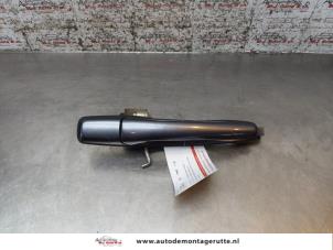 Używane Uchwyt drzwi prawych tylnych wersja 4-drzwiowa Mitsubishi Lancer (CS/CT) 1.6 16V Cena na żądanie oferowane przez Autodemontage M.J. Rutte B.V.