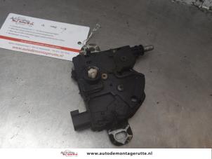 Gebruikte Slotmechaniek Motorkap Ford Focus C-Max 1.6 16V Prijs op aanvraag aangeboden door Autodemontage M.J. Rutte B.V.