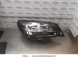Gebruikte Koplamp rechts Peugeot 208 II (UB/UH/UP) 1.2 Vti 12V 82 Prijs € 200,00 Margeregeling aangeboden door Autodemontage M.J. Rutte B.V.
