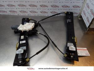 Używane Mechanizm szyby prawej przedniej wersja 4-drzwiowa Ford Focus 3 Wagon 1.6 TDCi ECOnetic Cena na żądanie oferowane przez Autodemontage M.J. Rutte B.V.