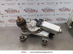 Begagnade Bakre torkarmotor Hyundai Santa Fe I 2.0 16V 4x2 Pris på förfrågan erbjuds av Autodemontage M.J. Rutte B.V.