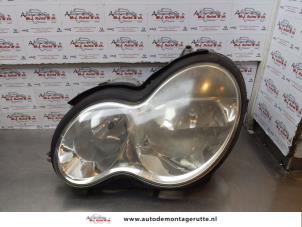 Begagnade Strålkastare, vänster Mercedes C Combi (S203) 1.8 C-180K 16V Pris på förfrågan erbjuds av Autodemontage M.J. Rutte B.V.