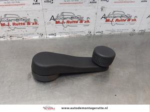 Używane Klamka okienna Skoda Fabia II Combi 1.2 TDI 12V Greenline Cena na żądanie oferowane przez Autodemontage M.J. Rutte B.V.