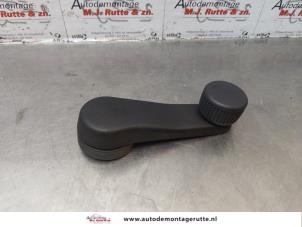 Używane Klamka okienna Skoda Fabia II Combi 1.2 TDI 12V Greenline Cena na żądanie oferowane przez Autodemontage M.J. Rutte B.V.