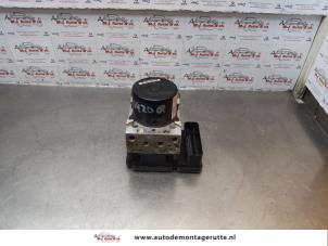 Używane Pompa ABS Chevrolet Captiva (C100) 2.4 16V 4x2 Cena € 200,00 Procedura marży oferowane przez Autodemontage M.J. Rutte B.V.