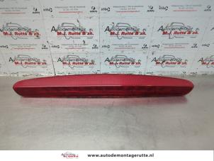 Begagnade Tredje bromsljus Renault Megane II CC (EM) 1.6 16V Pris på förfrågan erbjuds av Autodemontage M.J. Rutte B.V.