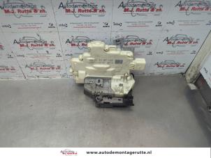 O181195 Gebruikte portierslot mechaniek 4deurs rechts-voor Volkswagen Passat