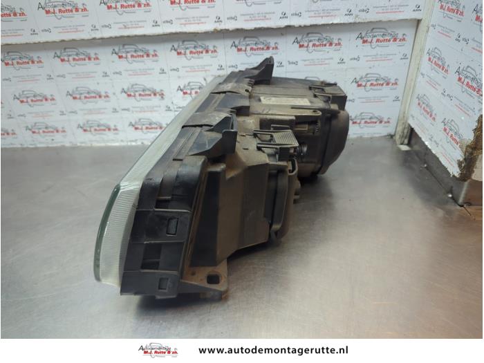 Strålkastare, höger från en BMW 3 serie (E36/4) 316i 1993