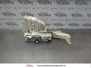 Begagnade Dörrlåsmekanism, 2-dörrars, vänster Mercedes A (W169) 1.5 A-150 3-Drs. Pris på förfrågan erbjuds av Autodemontage M.J. Rutte B.V.