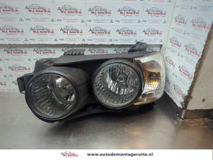 Gebruikte Koplamp links Chevrolet Aveo (300) 1.4 16V Prijs € 75,00 Margeregeling aangeboden door Autodemontage M.J. Rutte B.V.