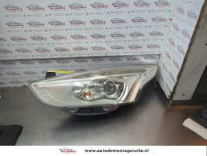 Używane Reflektor lewy Ford B-Max (JK8) 1.4 16V Cena € 100,00 Procedura marży oferowane przez Autodemontage M.J. Rutte B.V.