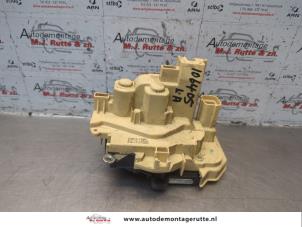 Begagnade Dörrlåsmekanism, 4-dörrars, vänster bak Fiat Panda/Pandina (312) 0.9 TwinAir 65 Pris på förfrågan erbjuds av Autodemontage M.J. Rutte B.V.