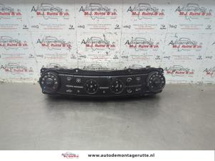 Gebruikte Chaufage Bedieningspaneel Mercedes E (W211) 2.2 E-200 CDI 16V Prijs € 35,00 Margeregeling aangeboden door Autodemontage M.J. Rutte B.V.