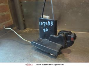 Używane Mechanizm blokady drzwi prawych przednich wersja 4-drzwiowa Kia Sportage (JE) 2.0 CRDi 16V VGT 4x2 Cena na żądanie oferowane przez Autodemontage M.J. Rutte B.V.