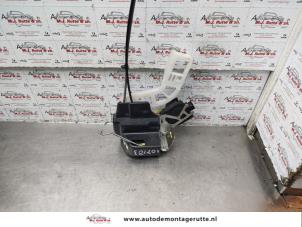 Używane Mechanizm blokady drzwi prawych tylnych wersja 4-drzwiowa Kia Sportage (JE) 2.0 CRDi 16V VGT 4x2 Cena na żądanie oferowane przez Autodemontage M.J. Rutte B.V.