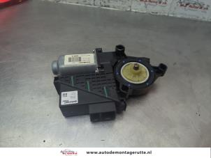 Gebruikte Raammotor Portier Skoda Fabia (6Y2) 1.4i 16V Prijs € 125,00 Margeregeling aangeboden door Autodemontage M.J. Rutte B.V.