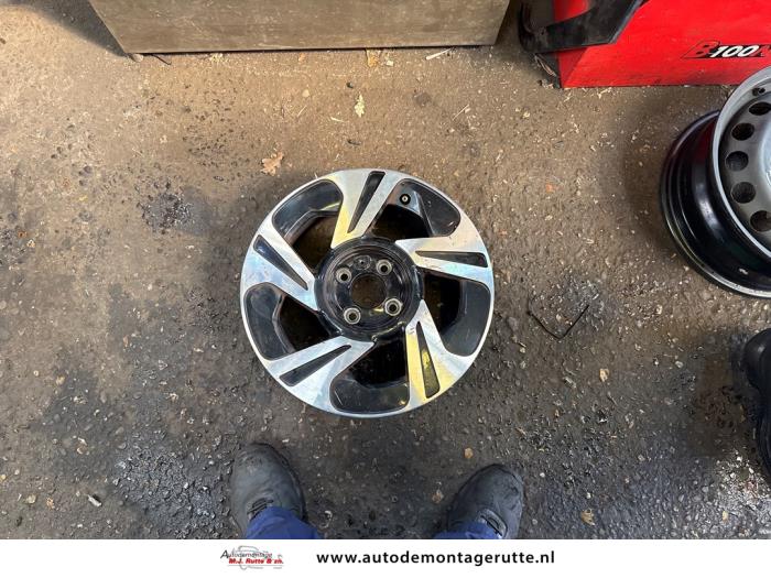 Hjul från en Renault Twingo II (CN) 1.2 16V 2012