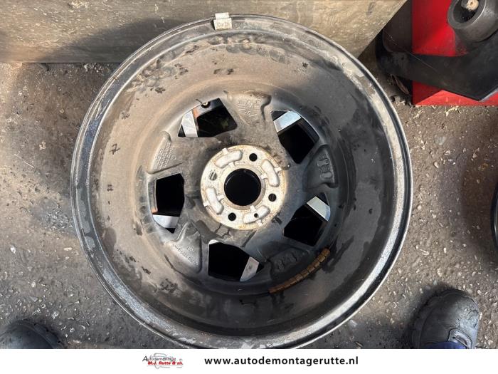 Hjul från en Renault Twingo II (CN) 1.2 16V 2012