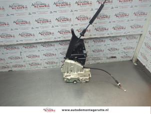 Begagnade Dörrlåsmekanism, 4-dörrars, vänster fram Mercedes A (W169) 1.7 A-170 5-Drs. Pris på förfrågan erbjuds av Autodemontage M.J. Rutte B.V.