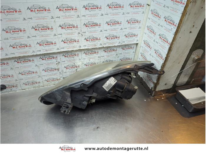 Strålkastare, höger från en Toyota Aygo (B10) 1.0 12V VVT-i 2008
