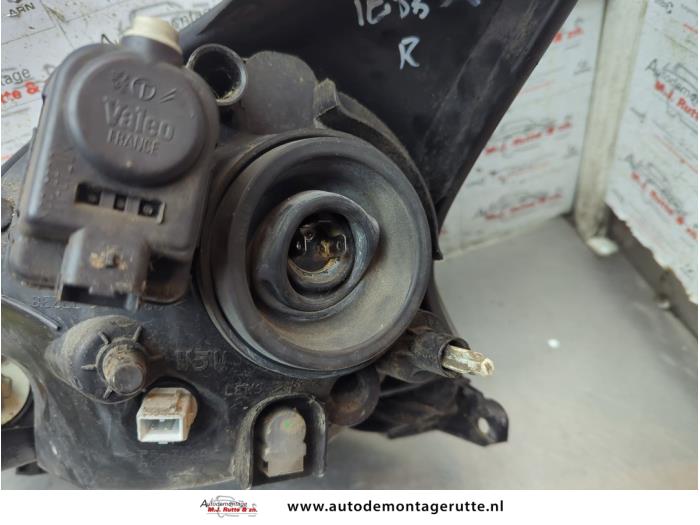 Strålkastare, höger från en Toyota Aygo (B10) 1.0 12V VVT-i 2008