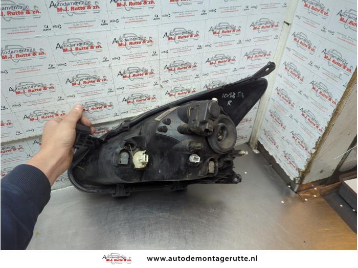 Strålkastare, höger från en Toyota Aygo (B10) 1.0 12V VVT-i 2008