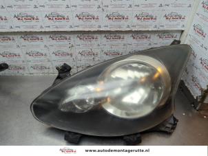 Gebruikte Koplamp links Toyota Aygo (B10) 1.0 12V VVT-i Prijs op aanvraag aangeboden door Autodemontage M.J. Rutte B.V.