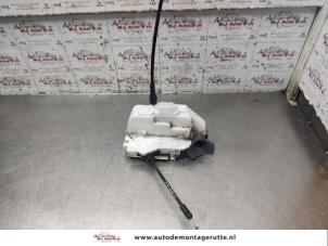 Begagnade Dörrlåsmekanism, 4-dörrars, vänster fram Nissan Primera Wagon (W12) 1.8 16V Pris på förfrågan erbjuds av Autodemontage M.J. Rutte B.V.