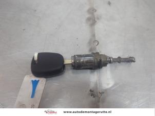 O195141 Gebruikte portierslot cilinder links Citroen C2