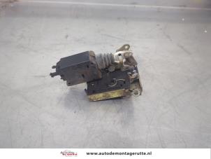 O195266 Gebruikte portierslot mechaniek 2deurs links Peugeot 106