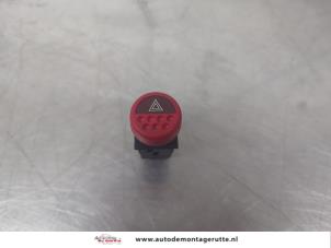 O195268 Gebruikte gevarenlicht schakelaar Peugeot 106