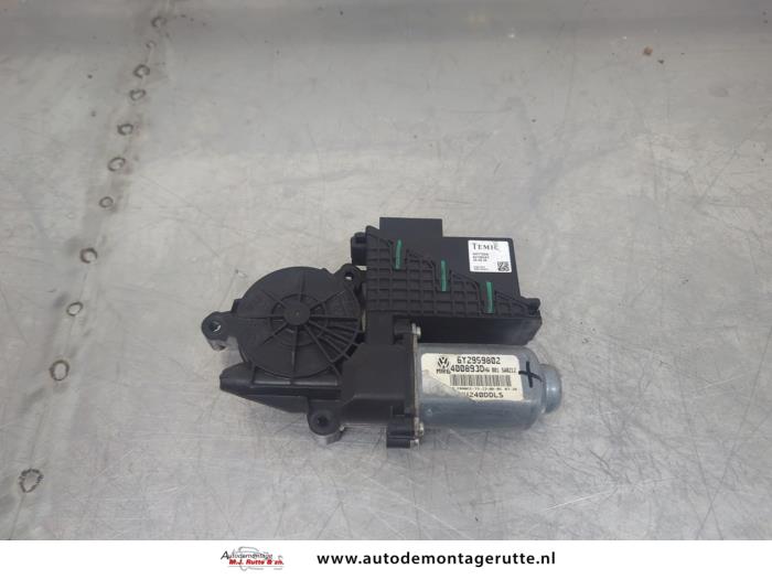 Gebruikte Portierruitmotor Volkswagen Polo O195412