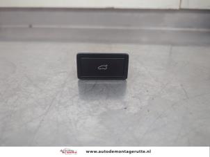 O195519 Gebruikte schakelaar achterklep Volkswagen Sharan