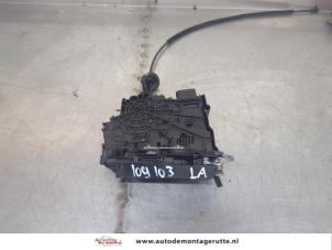 O195606 Gebruikte schuifdeur slotmechaniek links Volkswagen Sharan