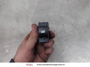 O195690 Gebruikte schakelaar elektrisch raam Citroen DS3