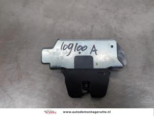 O195709 Gebruikte achterklep slotmechaniek Citroen DS3