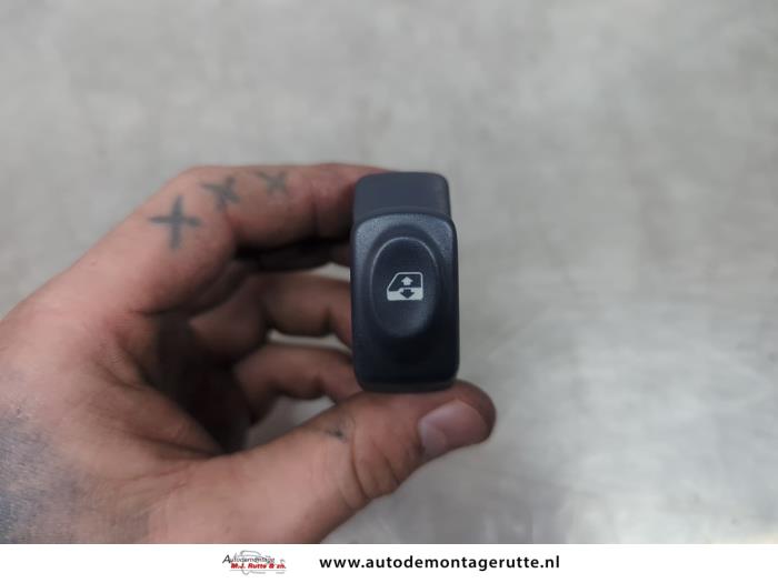 Gebruikte Schakelaar Elektrisch Raam Renault Clio O195745