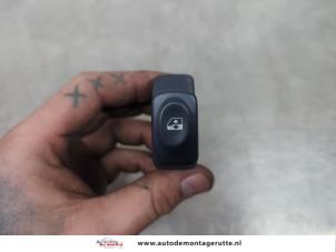 O195745 Gebruikte ruit schakelaar elektrisch Renault Clio