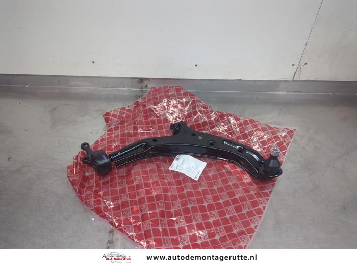 Gebruikte Draagarm onder rechts-voor Nissan Almera O195772