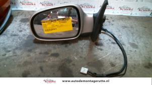 O85599 Gebruikte spiegel buiten links Daihatsu Sirion