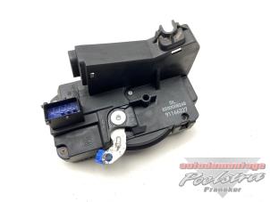 Begagnade Dörrlåsmekanism, 2-dörrars, höger Opel Vivaro 2.5 DTI 16V Pris € 19,95 Marginaltabell erbjuds av Autodemontage Poelstra B.V.