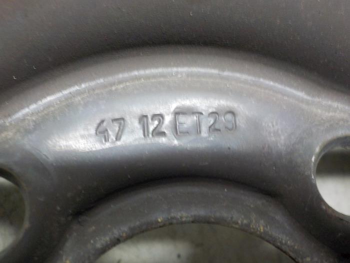 Hjul från en Renault Twingo II (CN) 1.2 16V 2013