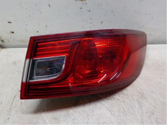 Achterlicht rechts van een Renault Clio IV (5R) 0.9 Energy TCE 90 12V 2013