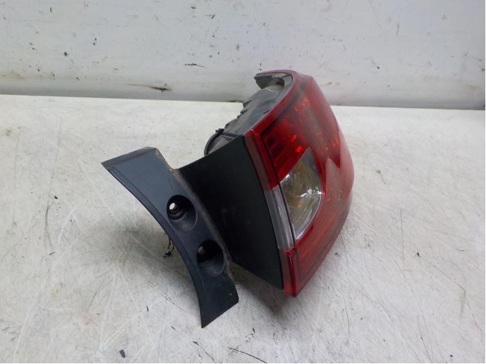 Achterlicht rechts van een Renault Clio IV (5R) 0.9 Energy TCE 90 12V 2013