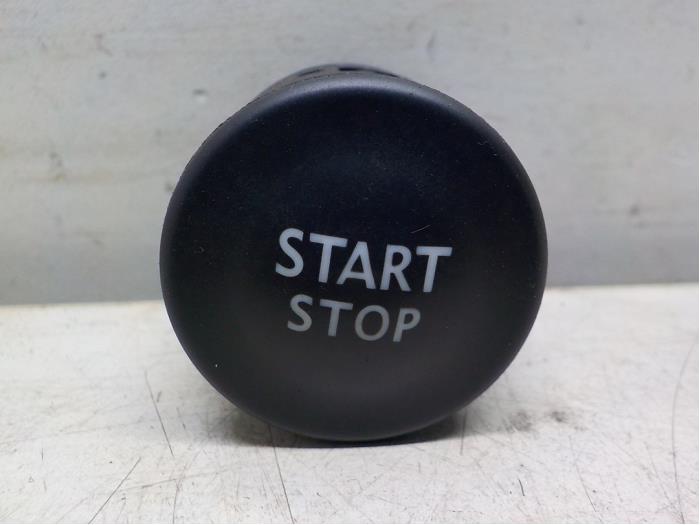 Start/Stop schakelaar van een Renault Clio IV (5R) 0.9 Energy TCE 90 12V 2013