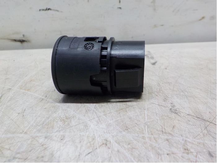 Start/Stop schakelaar van een Renault Clio IV (5R) 0.9 Energy TCE 90 12V 2013