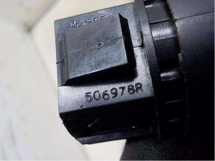 Start/Stop schakelaar van een Renault Clio IV (5R) 0.9 Energy TCE 90 12V 2013