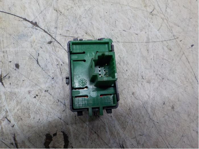 ASR-brytare från en Renault Clio IV (5R) 0.9 Energy TCE 90 12V 2013