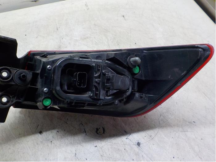 Achterlicht links van een Renault Clio IV (5R) 0.9 Energy TCE 90 12V 2013