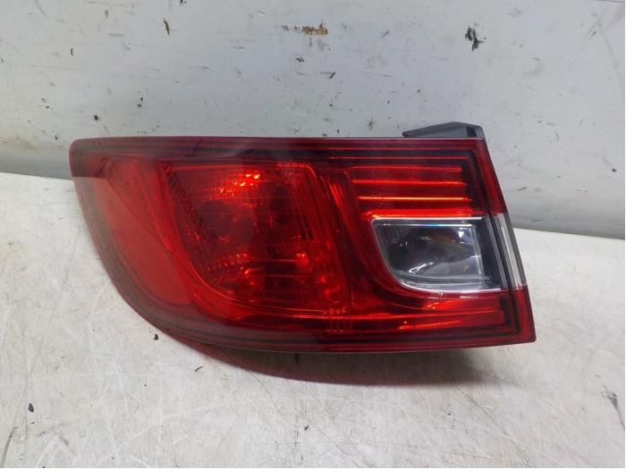 Achterlicht links van een Renault Clio IV (5R) 0.9 Energy TCE 90 12V 2013
